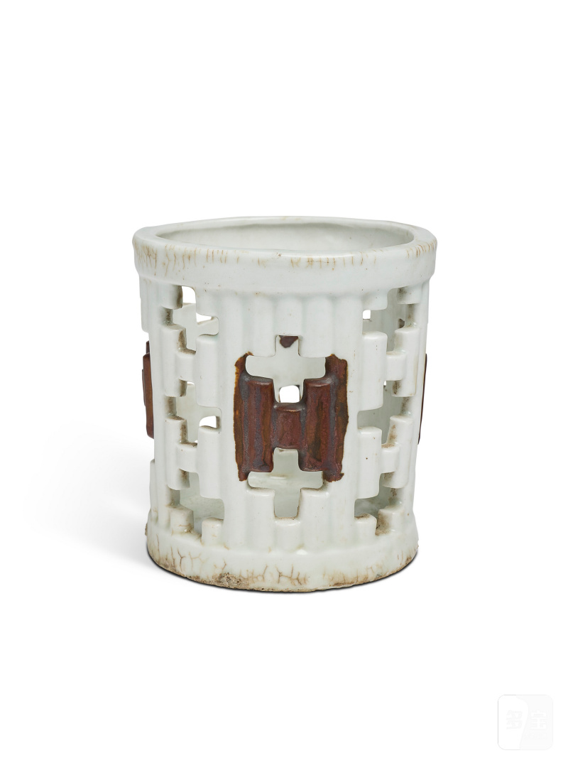 AN IRON-DECORATED WHITE-GLAZED OPENWORK BRUSH POT  KOREA, JOSEON DYNASTY, 19TH CENTURY - 图2